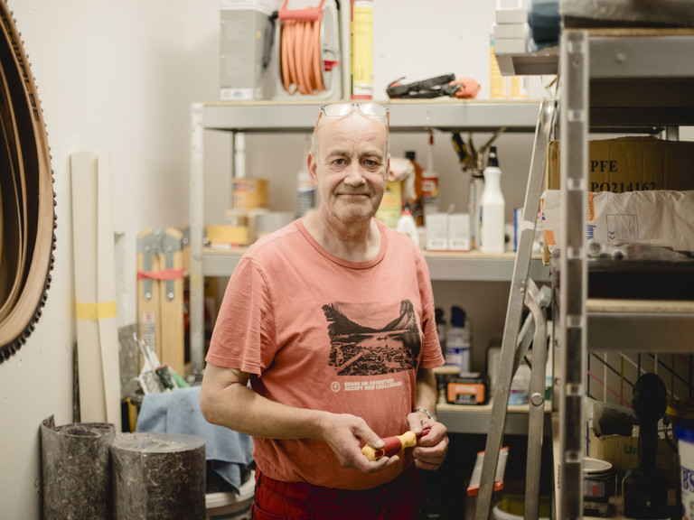 Hausmeister Lars Holländer steht in einem Werkstattraum im Immanuel Seniorenzentrum Kläre Weist und blickt in die Kamera, Jobs und Karriere Handwerk und Hauswirtschaft, Senioreneinrichtungen, Märkisch-Oderland, Brandenburg Hausmeister Lars Holländer steht in einem Werkstattraum im Immanuel Seniorenzentrum Kläre Weist und blickt in die Kamera