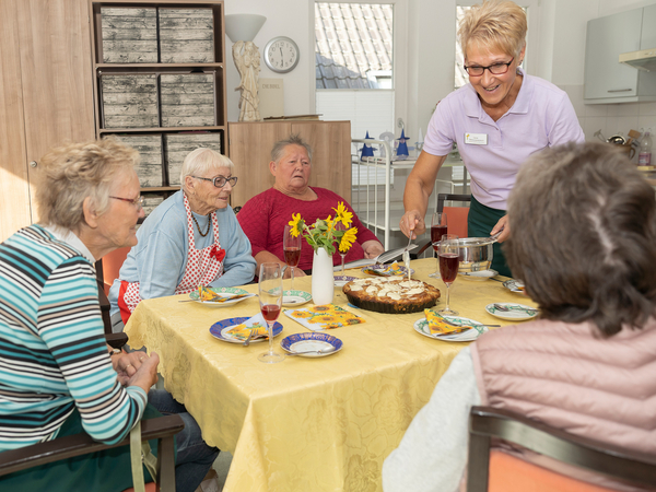 Gemütliche Runde bei Kaffee und Kuchen - Seniorencafé - Immanuel Seniorenzentrum Kläre Weist