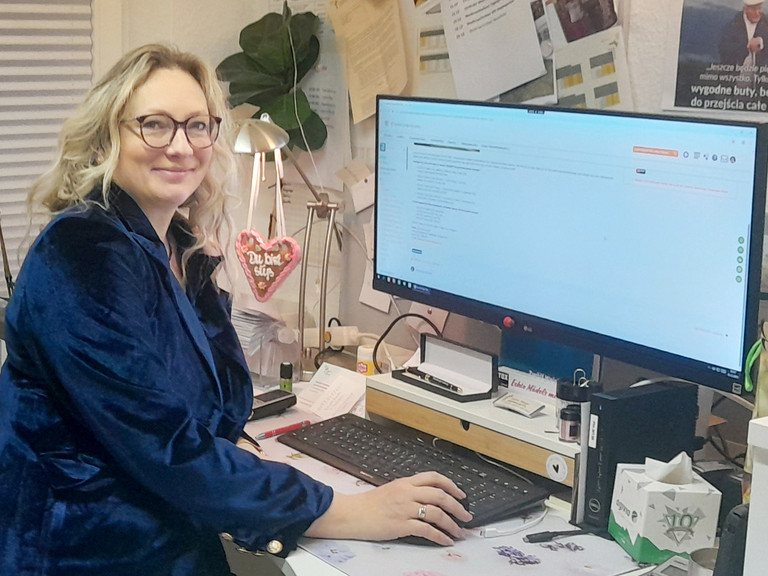 Einrichtungsleitung Joanna Strozyk am Arbeitsplatz