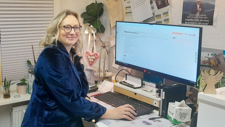 Einrichtungsleitung Joanna Strozyk am Arbeitsplatz